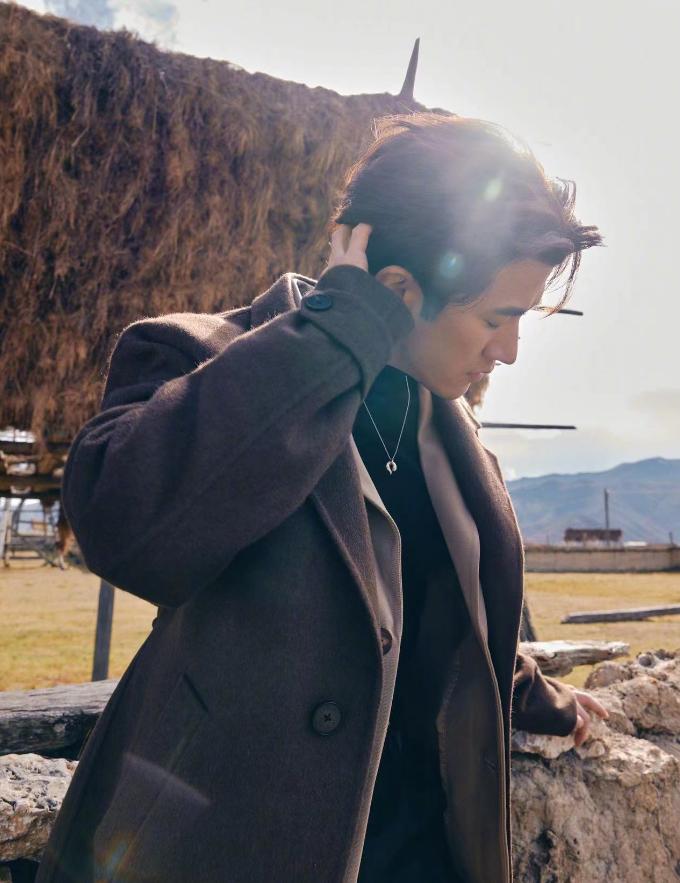 李治廷直筒裤穿搭,李治廷穿格子西装