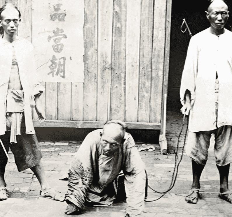 真实晚清老照片：穿着肚兜的*女妓**在揽客，底层妇女穷到衣不蔽体2