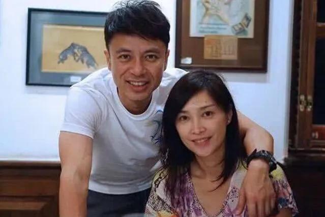 为还每月60万的房贷，54岁李克勤频上综艺，酒桌上被灌酒显疲态