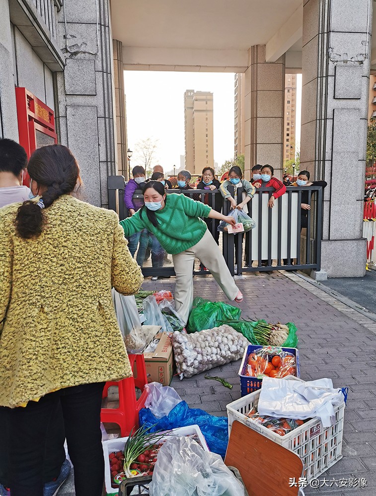 六安：封控小区超市日用品被买空生活物资供应平台已全面开启
