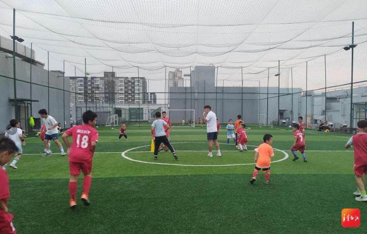 迎大运动起来丨从炼钢到练球，看青白江区足协会长的激情人生