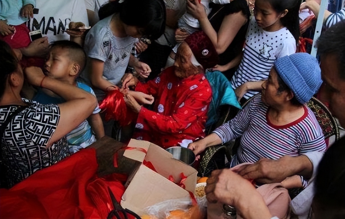 老人90岁大寿，给儿子发大红包，穷女儿得小红包，一回家却蒙了