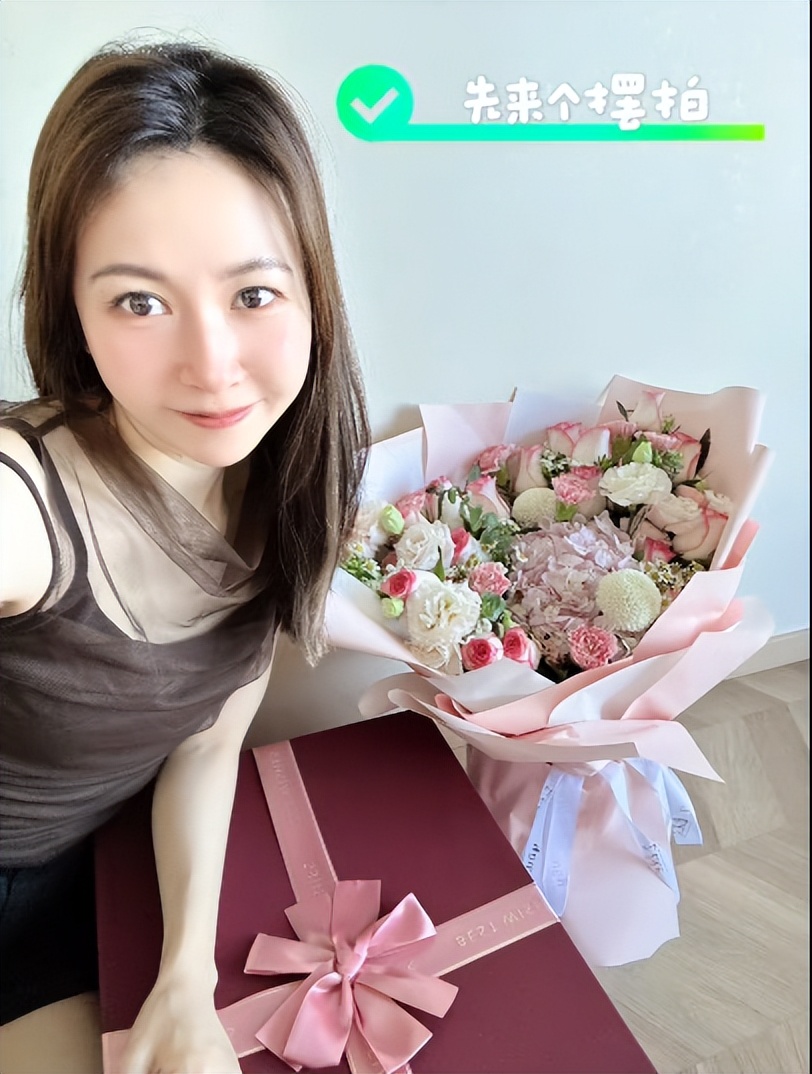 女子过生日收到刮刮卡,朋友过生日送刮刮卡