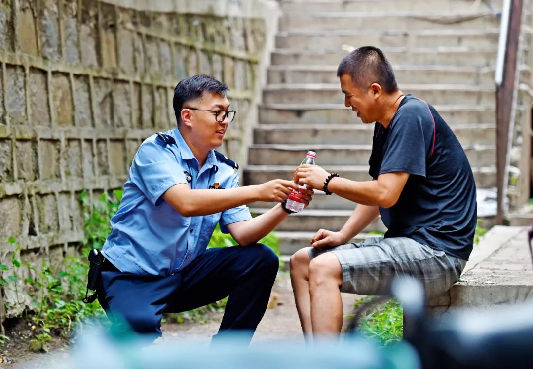 高温下他们仍在坚守训练,高温炙烤他们全副武装轮班坚守