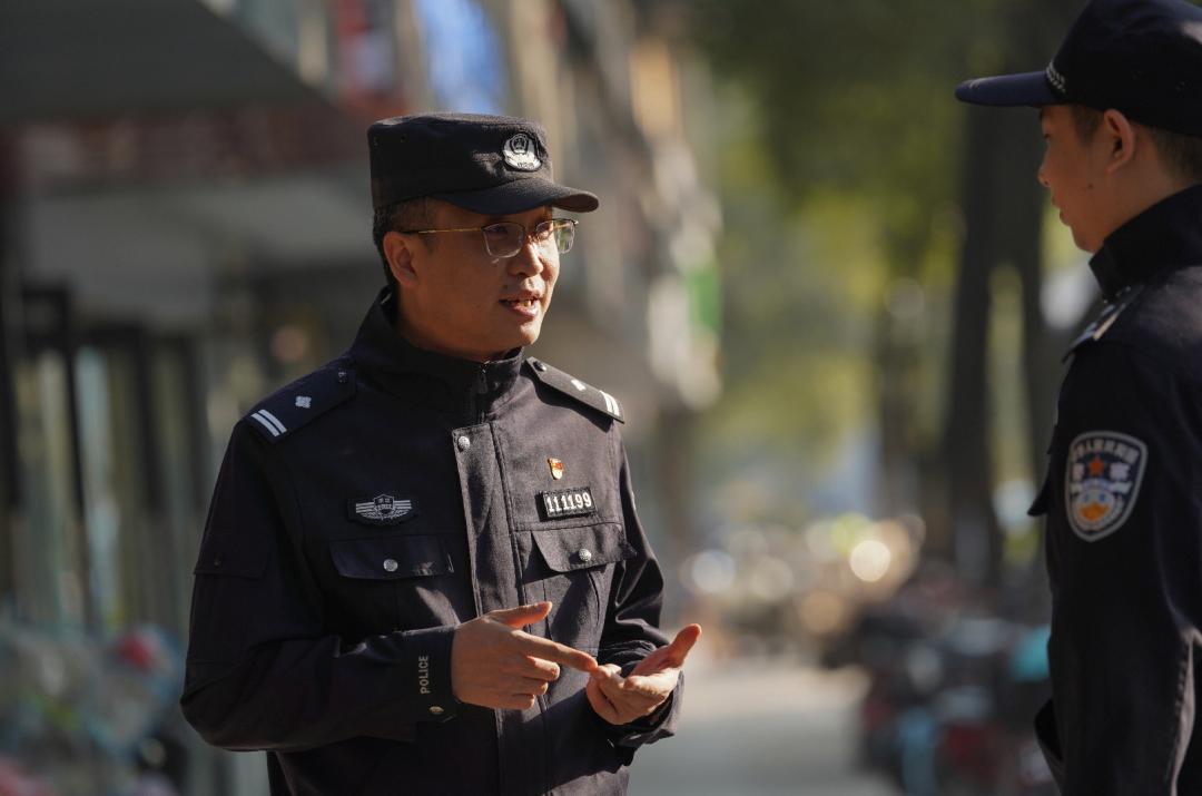 为了找证据，他从国外买水果做实验……