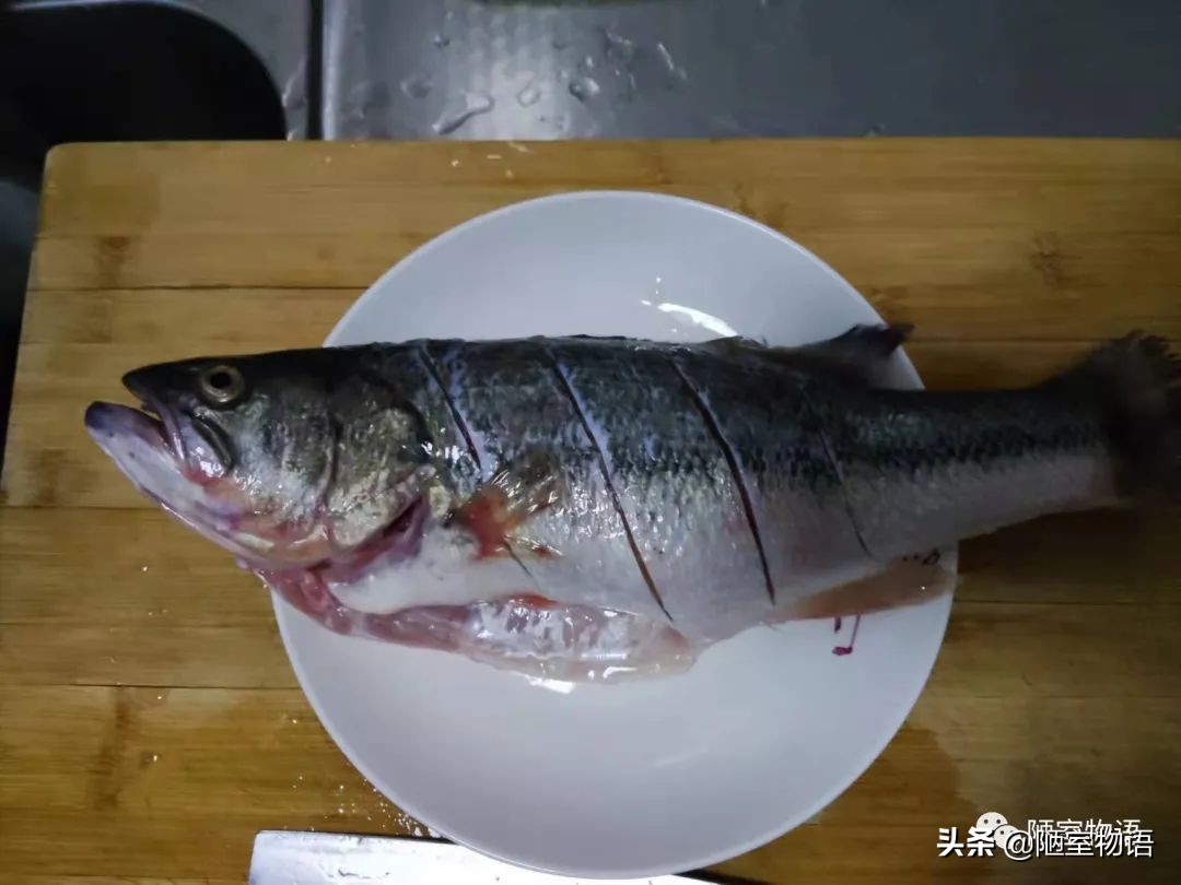 清蒸鱼怎么做好吃还很简单,清蒸鱼怎么做才好吃快来看看吧