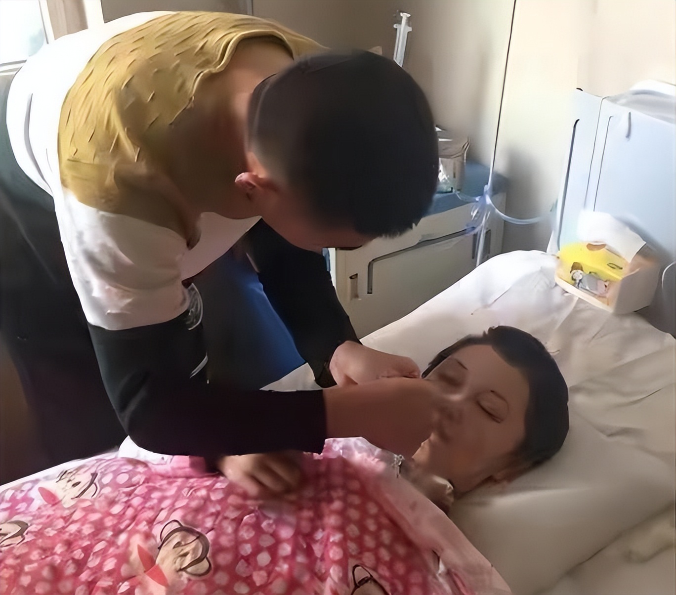 大连男子负债照顾植物人女友,大连男子不离不弃救助植物人女友