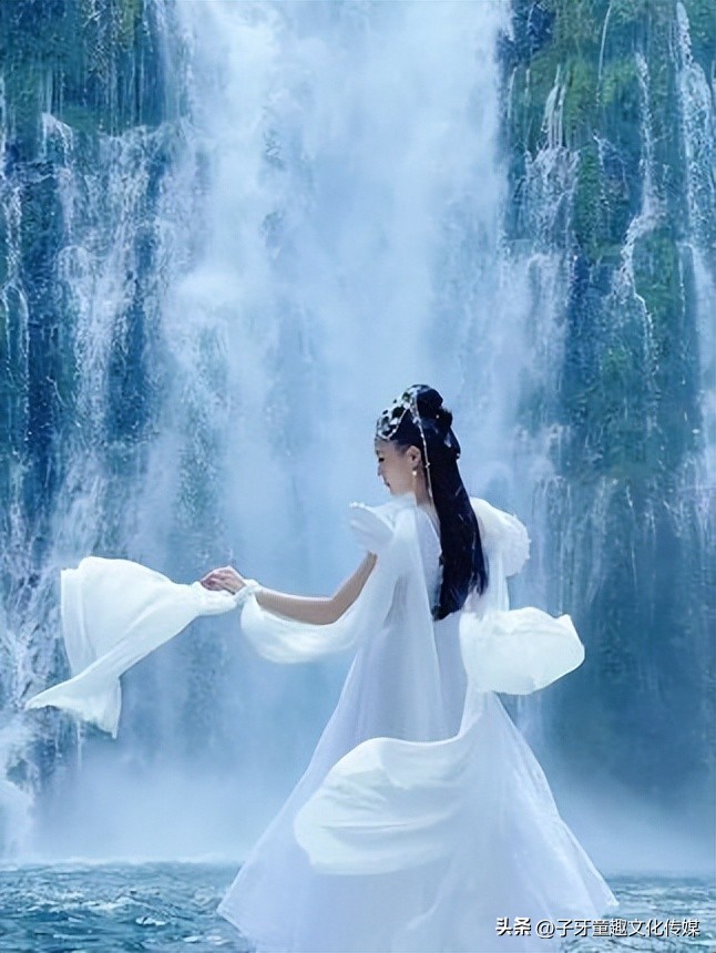 川妹子穿汉服在国外,穿红衣汉服走在国外街头