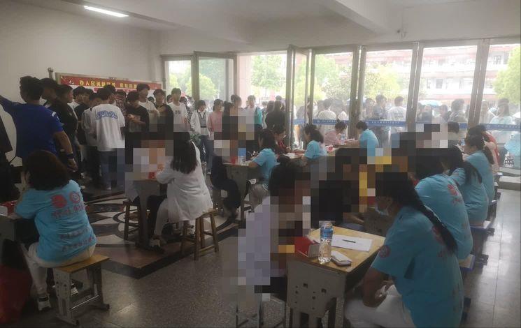 漯河市共青团知心姐姐中高考减压活动走进临颍三高