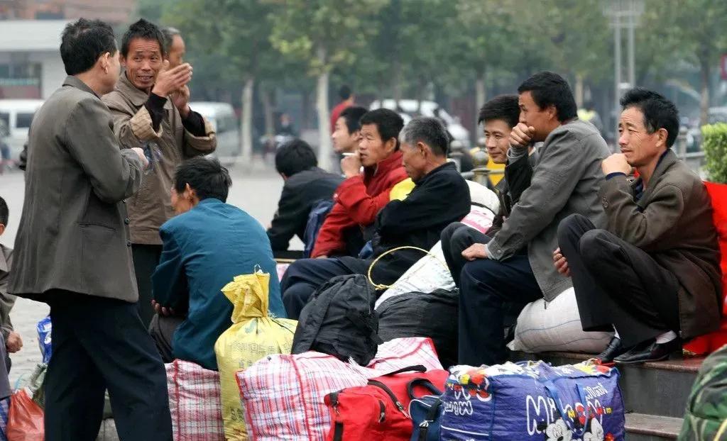 廉价大学生高薪农民工,招不到农民工却能招廉价的大学生