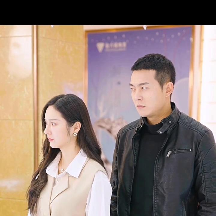 退伍军人回家被女友看不起,退伍老兵带老婆买首饰被看不起