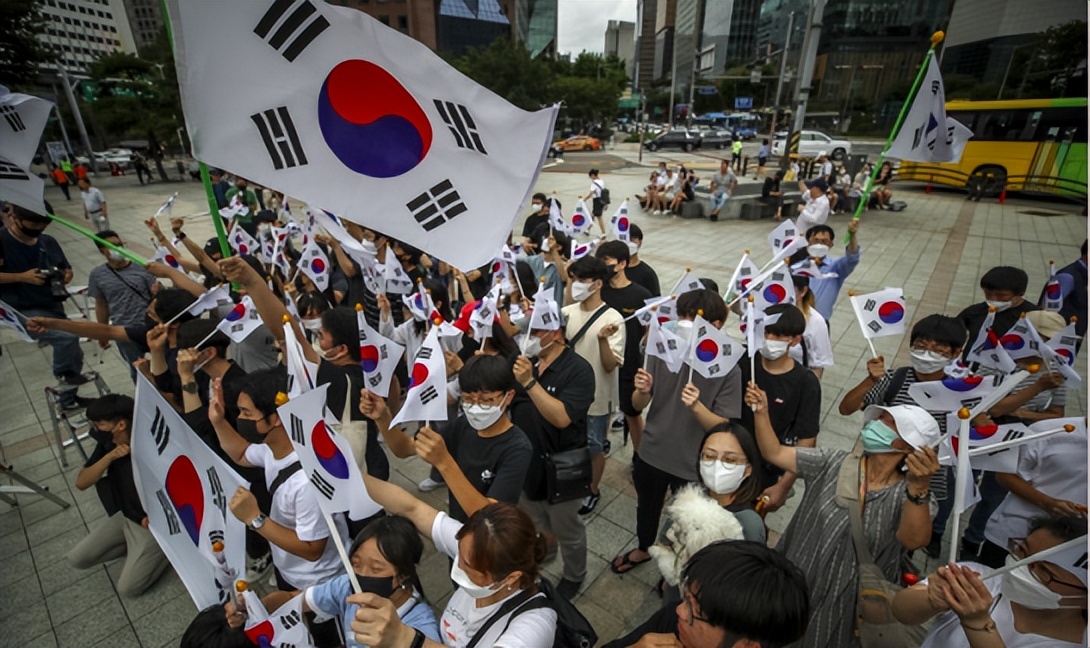 韩国民众当街表演痛打日军,韩民众街头表演痛打日军原视频