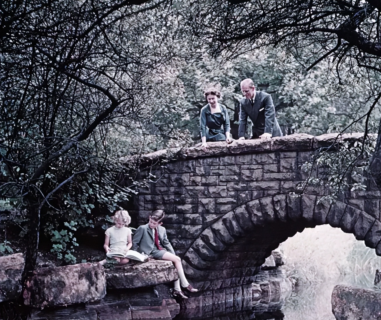 查尔斯和安妮公主兄妹情深,安妮公主和菲利普亲王小时候