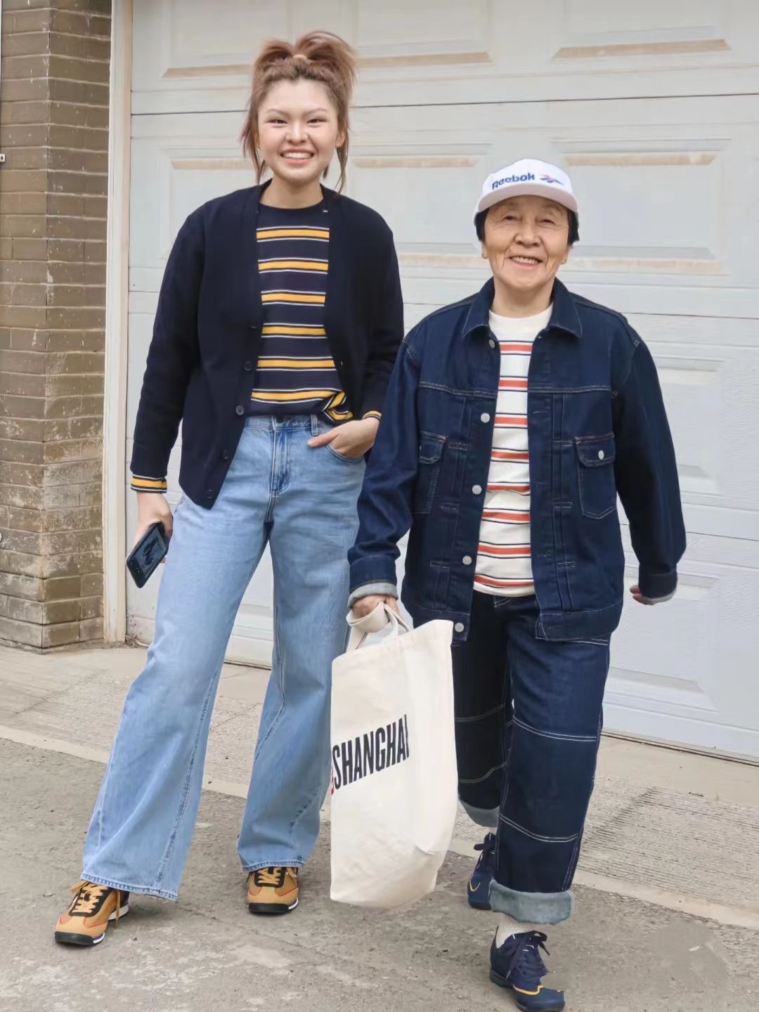 老爹鞋冬季搭配直筒裙,冬季杏色老爹鞋搭配黑色直筒裙