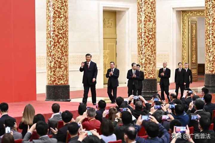 新一届中央领导机构产生纪实