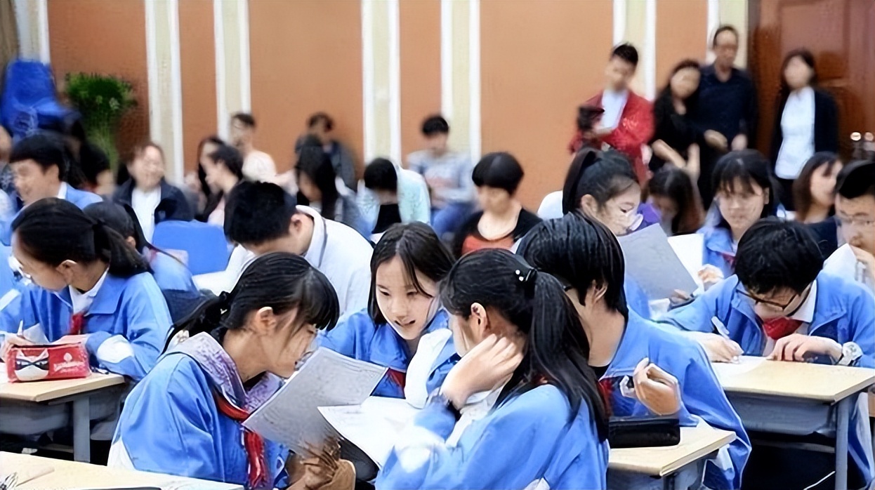 初二女生改语文书为活页纸,初二女生量体裁衣