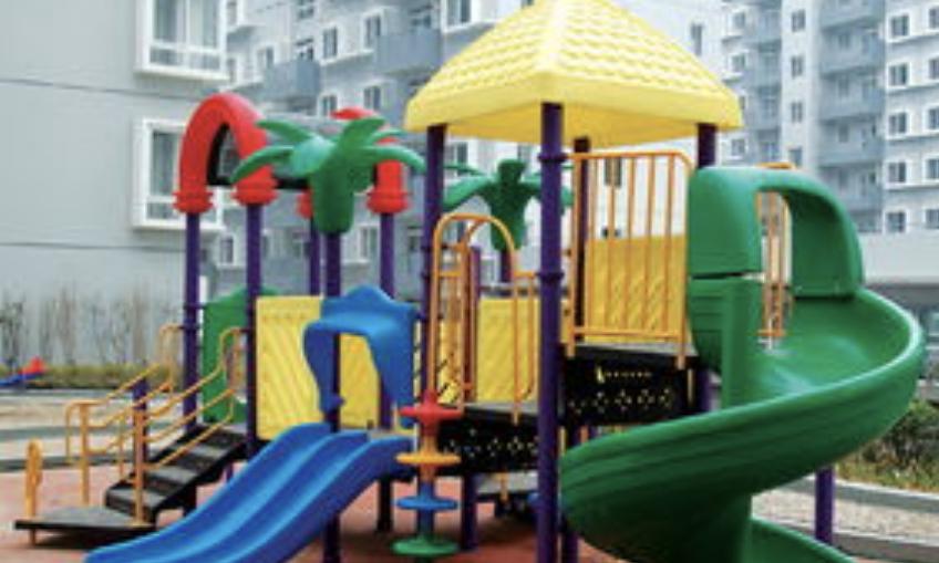 七旬的重庆老教师，在众人面前露出*体下**，引围观群众的不满和质疑