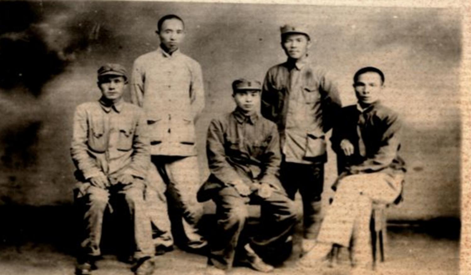 52年孔子玉陪毛主席参观孔府时，*世友许**坦言：孔家是几千年的贵族