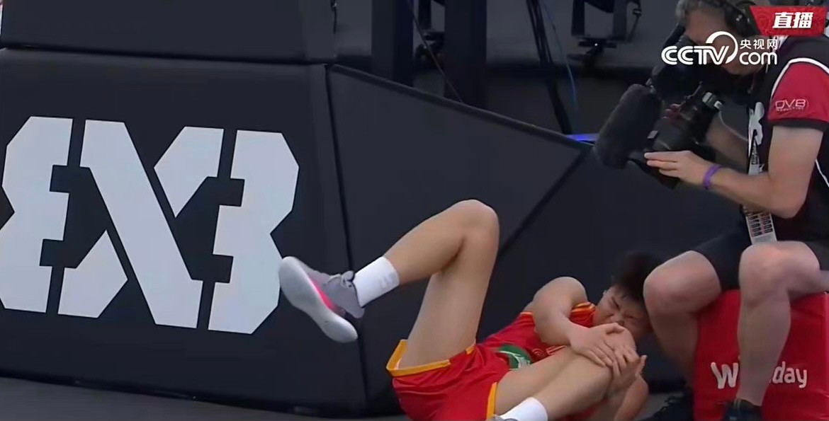 心疼！女篮北大后卫膝盖重伤，忍着疼痛打二次受创，被队友背下场