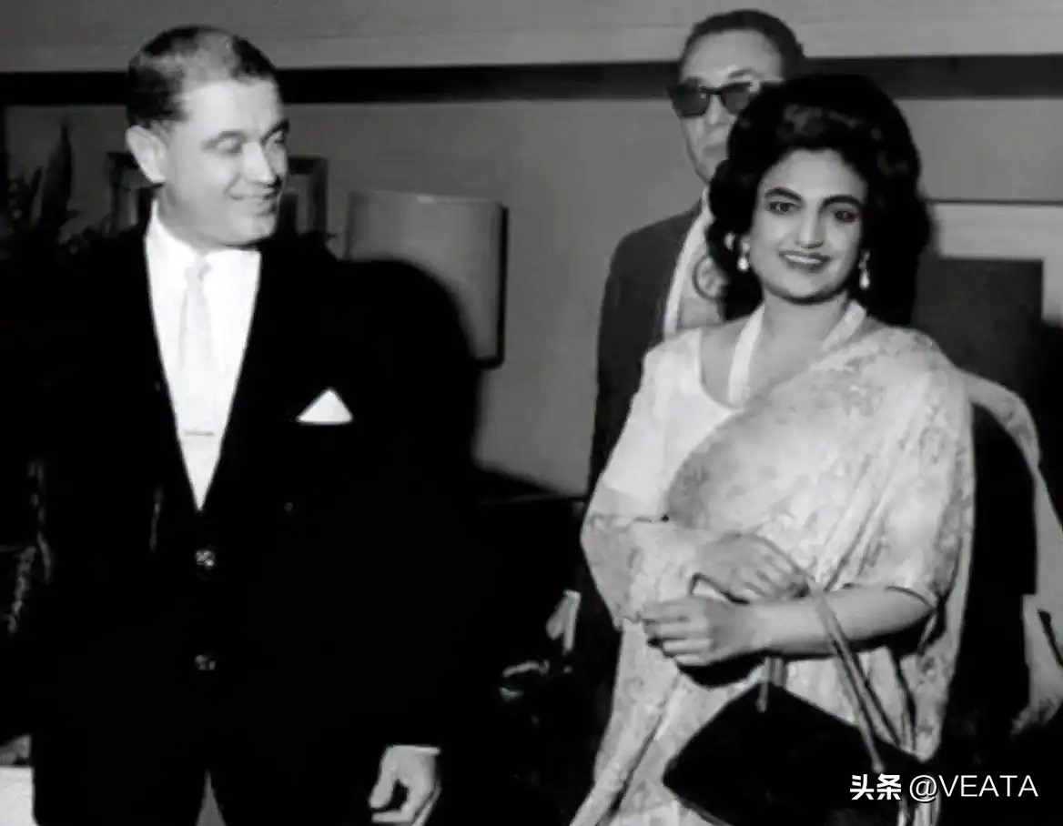 她藏了300种首饰，花千万美元逛街，地毯都镶满钻石