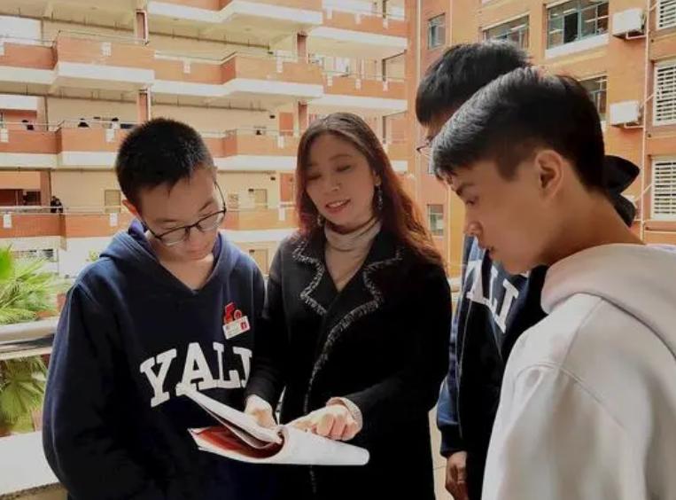 英语老师当班主任为什么被排斥,英语老师能不能当班主任