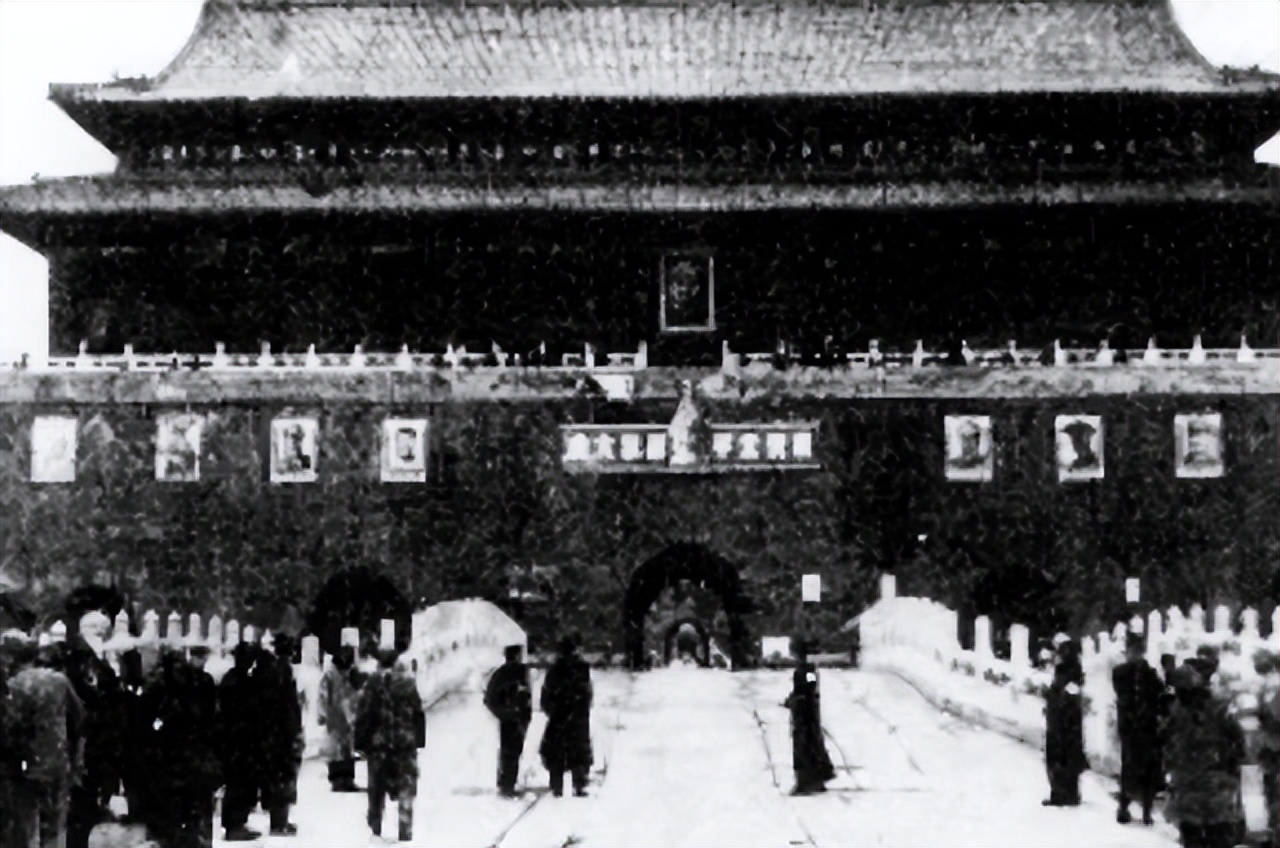 *安门天**挂上毛主席新画像，北京市民提出疑问：怎么只有一只耳朵？