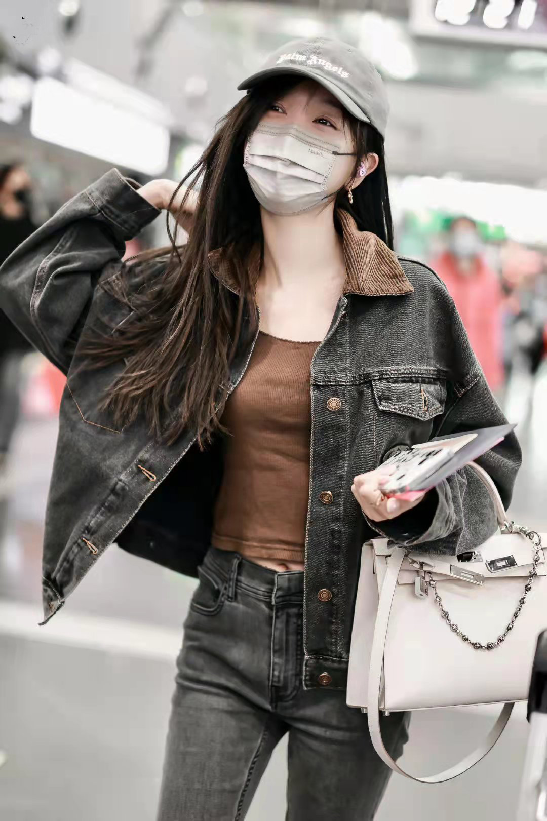 吴宣仪皮革十字星牛仔裤,吴宣仪牛仔裤新手驾到