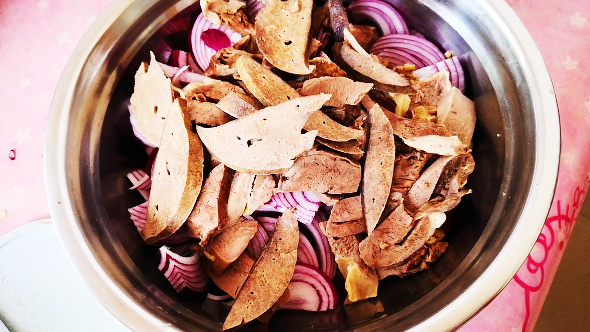 下雨天，朋友买来一套猪下货，鲜香美味，都是硬货，朋友们吃美了