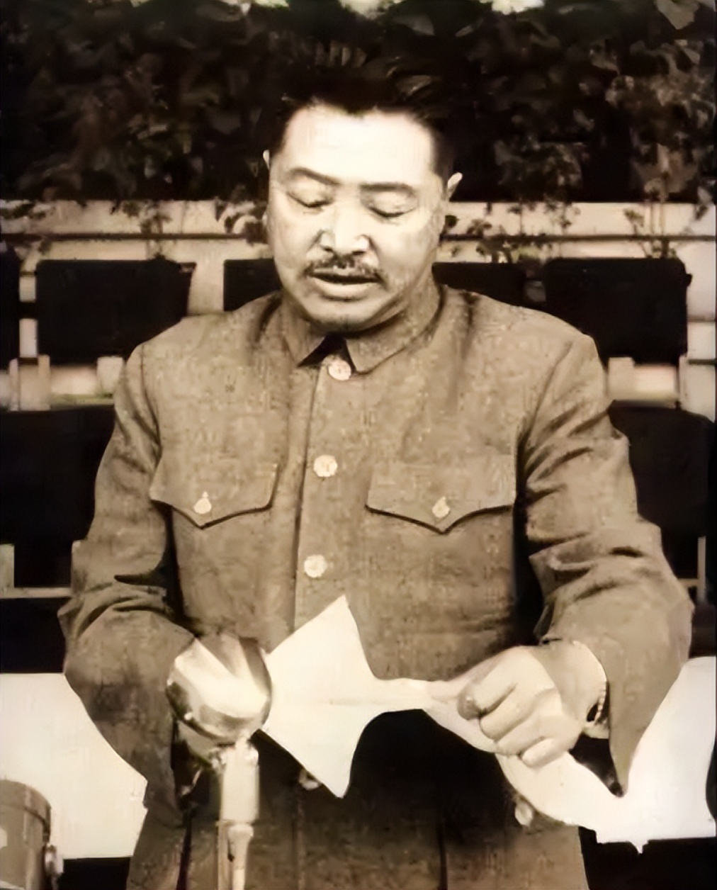 1961年容国团参加世乒赛，贺龙感到很紧张，于是让董必武下去休息