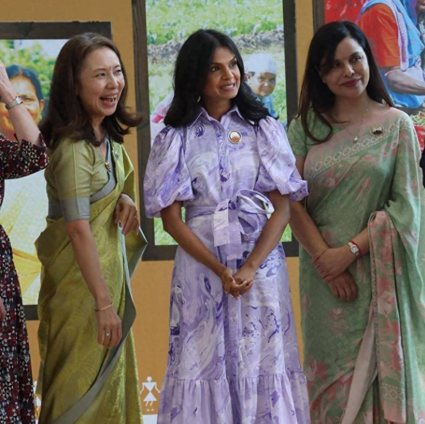 英国第一夫人在印度新照！穿粉色纱丽少女感满满，苏纳克也帅