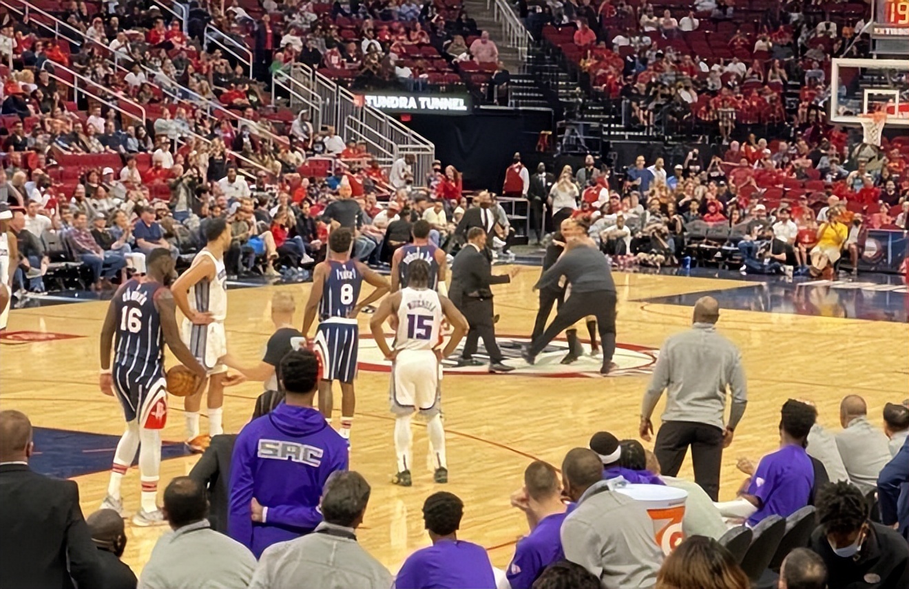 国王的新衣！火箭主场惊现裸奔男子，保安将其扑倒迅速抬走