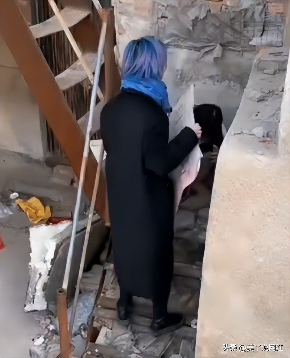 网红狗头萝莉摆摊卖煎饼,一天赚400元知足快乐,并带火营地夜市