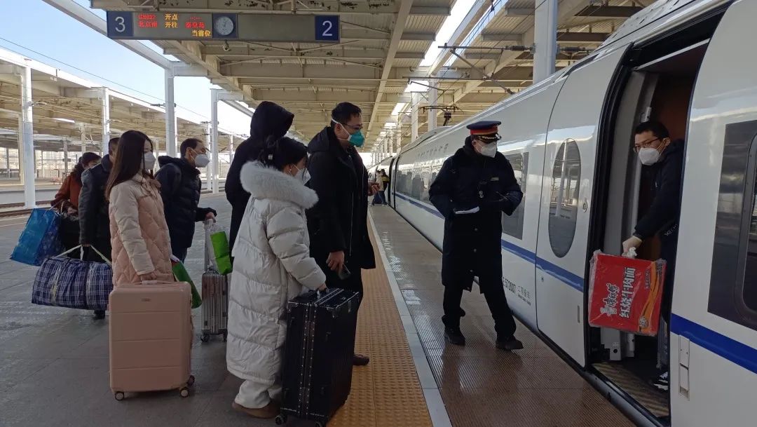 【新春走基层】春运首日，秦皇岛火车站人气满满