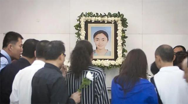邢丹葬礼与老公丛飞合葬,深圳玫瑰丛飞邢丹怎么死的