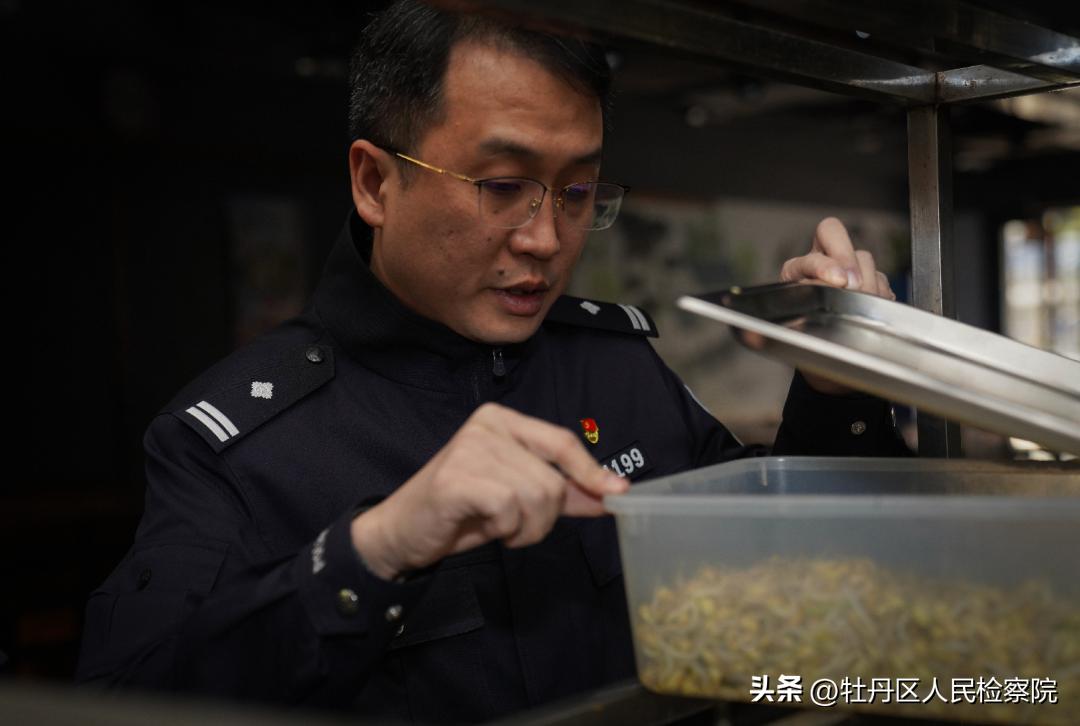 为了找证据，他从国外买水果做实验……