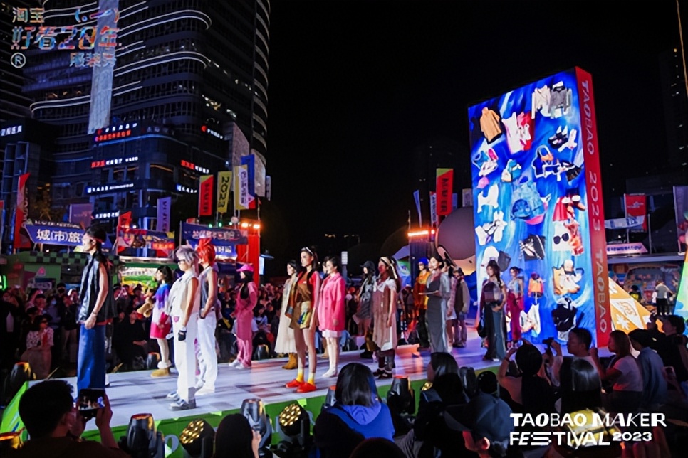 重庆解放碑时装秀视频,重庆潮流服装穿搭