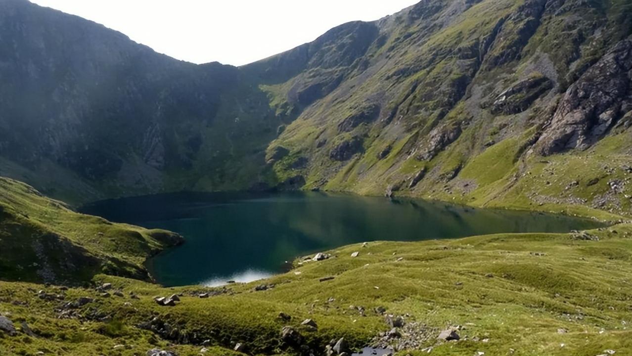 你一定去过许多迷人或神奇的地方,中国境内最值得去的三个地方
