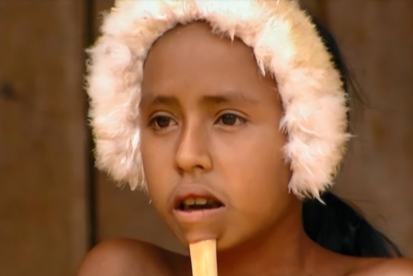 以“裸为美”部落，无论老少都下巴插木棍，这种陋习为啥还存在？