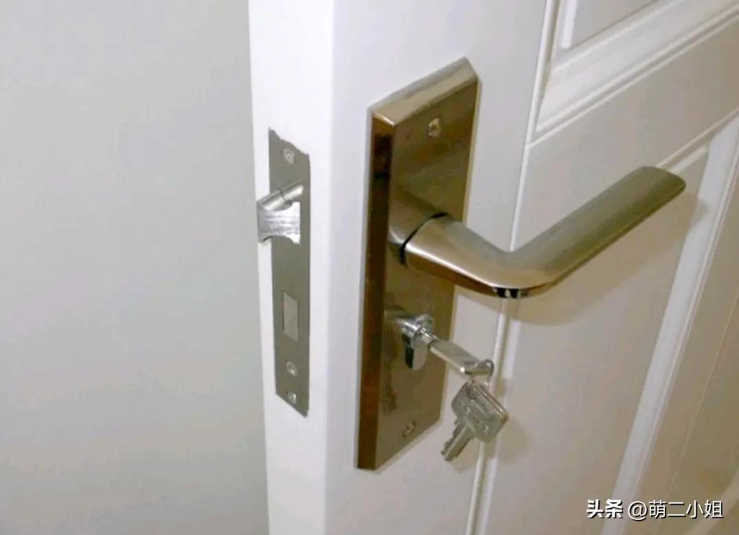 和老公吵架后他把卧室门反锁,和老公吵架他把房门反锁了