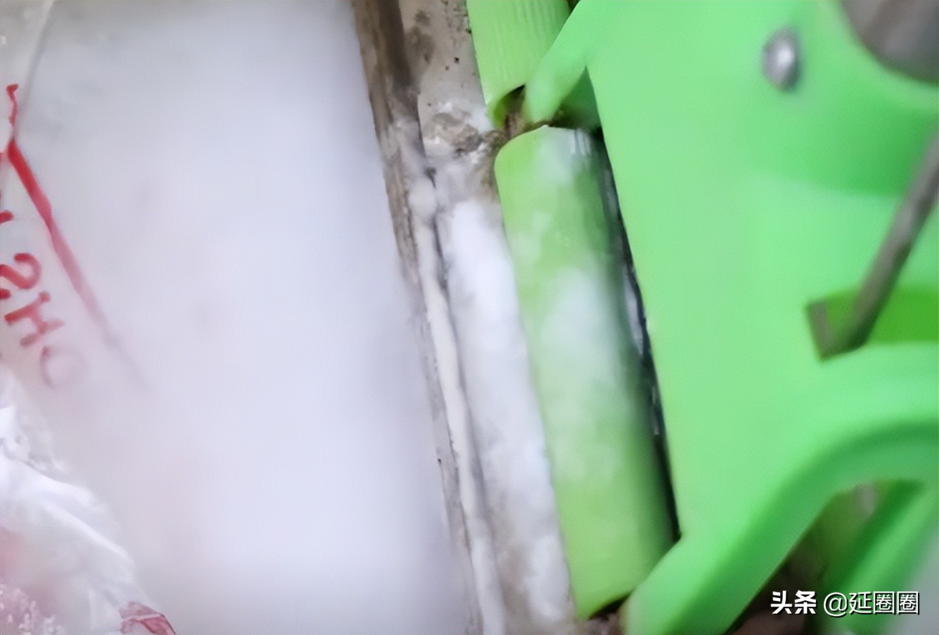 清洗又脏又硬的海绵拖把,海绵拖把脏了黑了怎么清洗