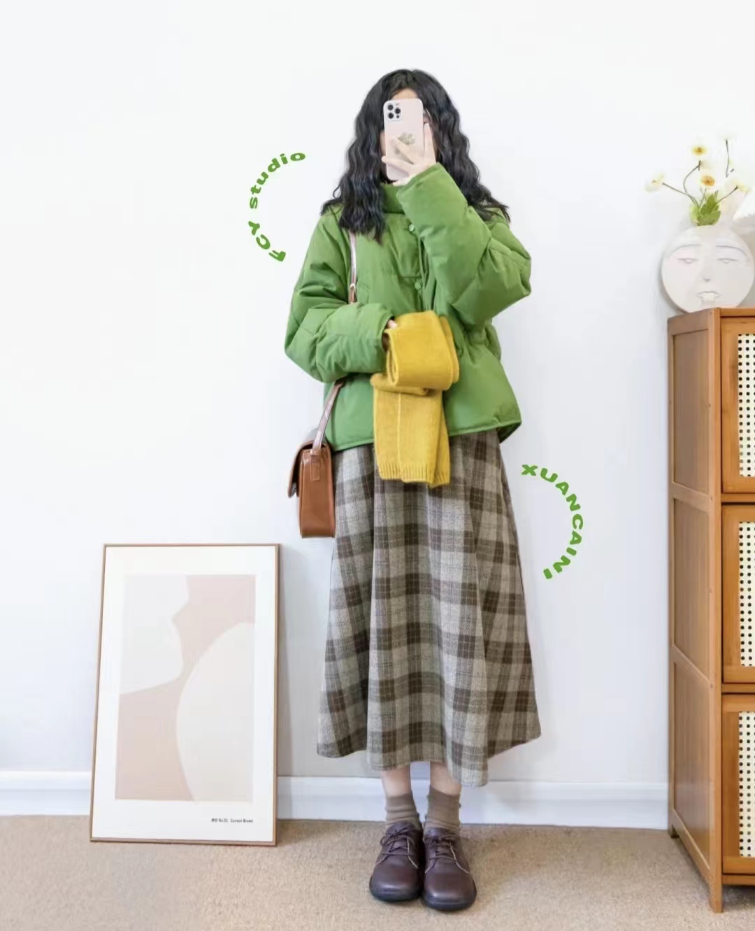 冬季穿什么颜色的羽绒服最百搭,流行的冬季羽绒服颜色搭配