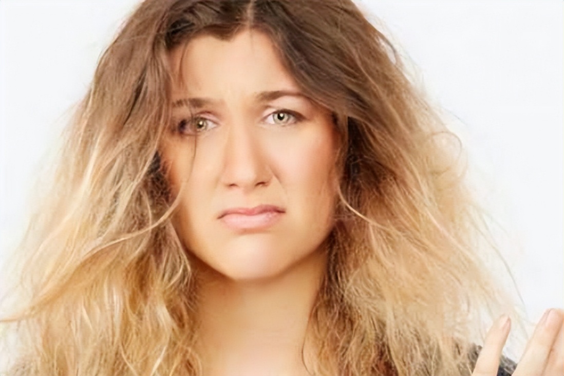 烫完头发毛躁是什么原因,烫完头发很蓬松毛躁怎么办