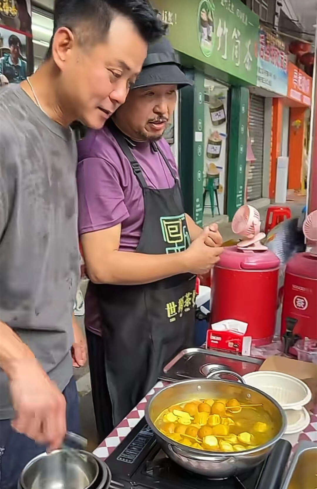 港星卖鱼蛋,2位港星在广东摆摊卖鱼蛋