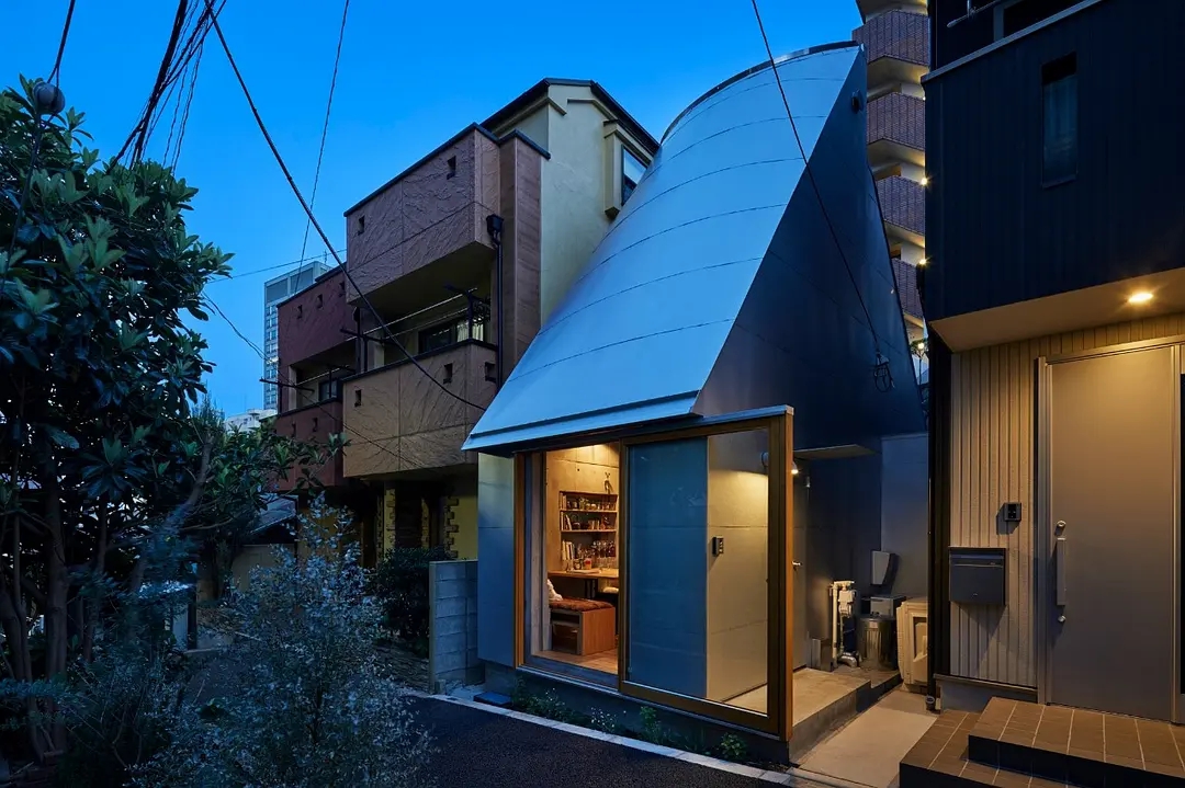 集装箱自住房,夫妻花24万买下市中心的集装箱