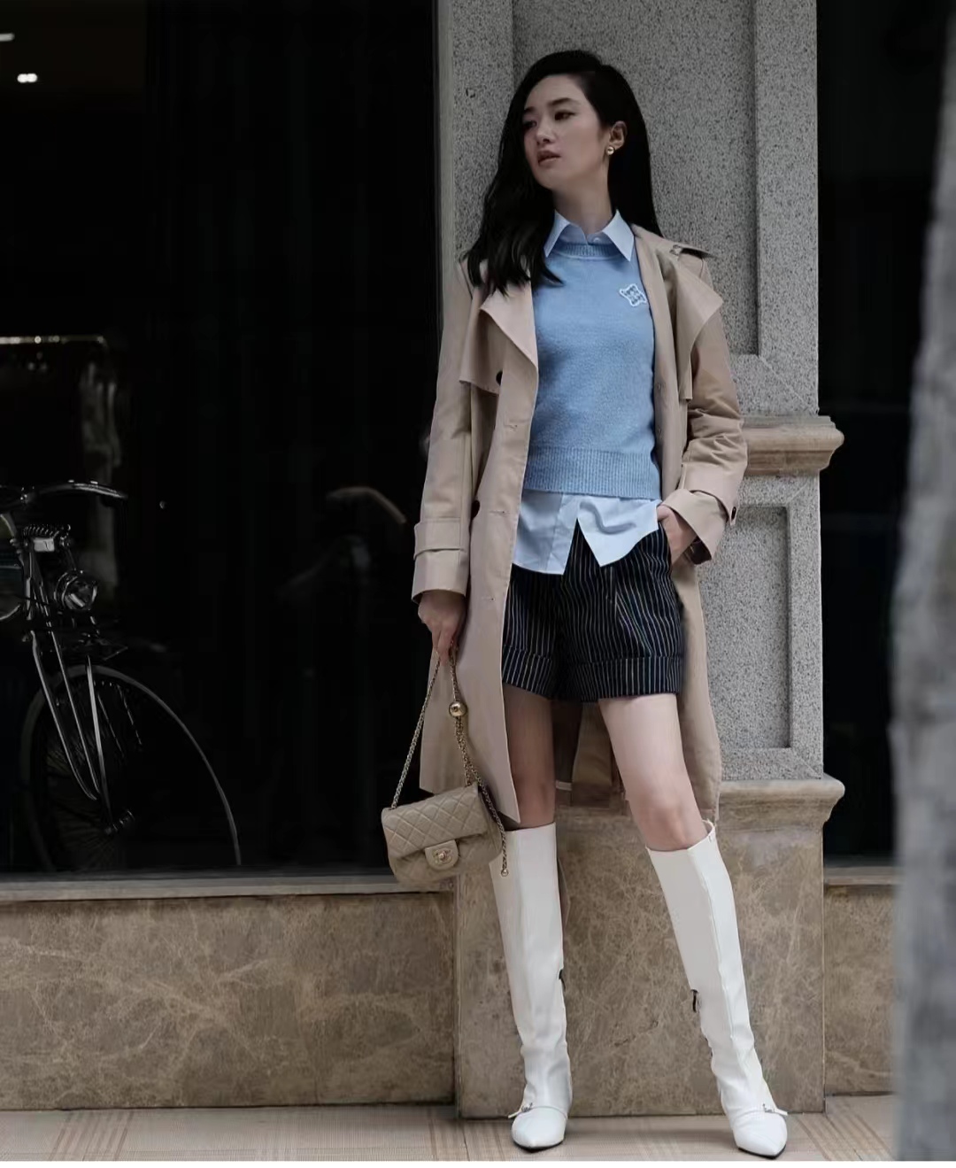 外套秋冬蓝色搭配什么颜色,秋冬比较显高级的颜色搭配