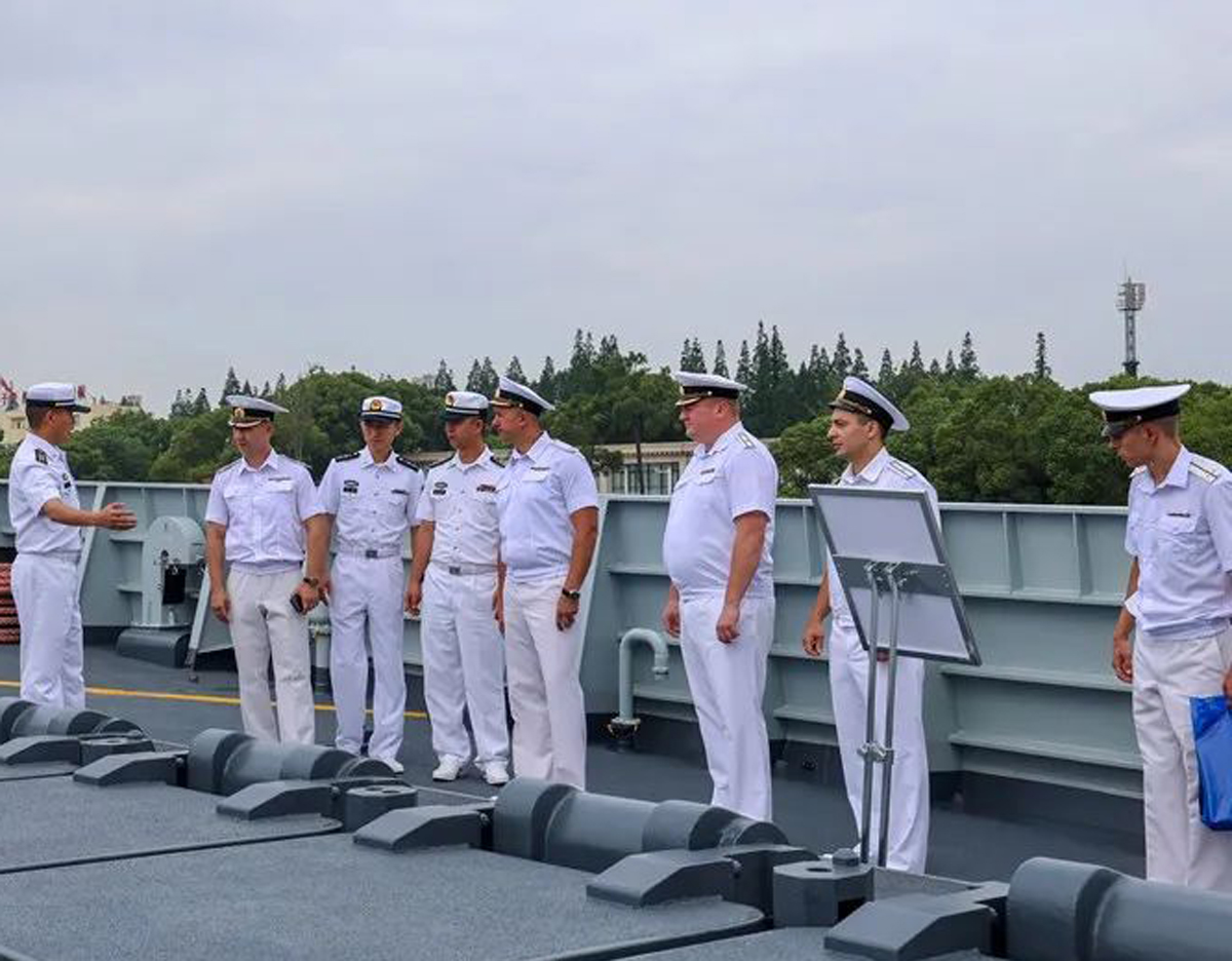 向解放军学习！俄官兵登上052D，在垂发前驻足，笔记本写满要点