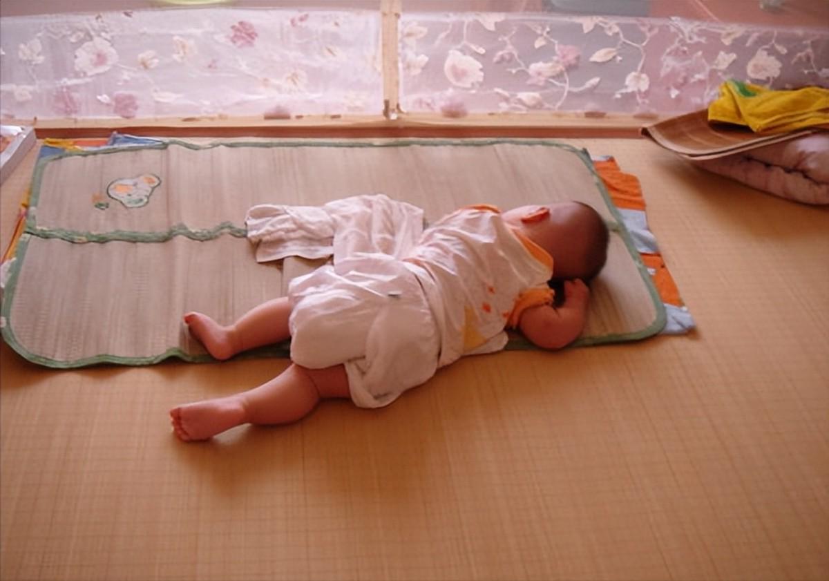 小孩睡觉满床滚怎么解决,宝宝睡觉满床滚可能不是热的原因