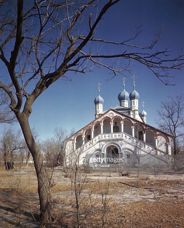 高清老照片：旗人格格大腿岔开豪放洗衣，地主三妻四妾不输女明星