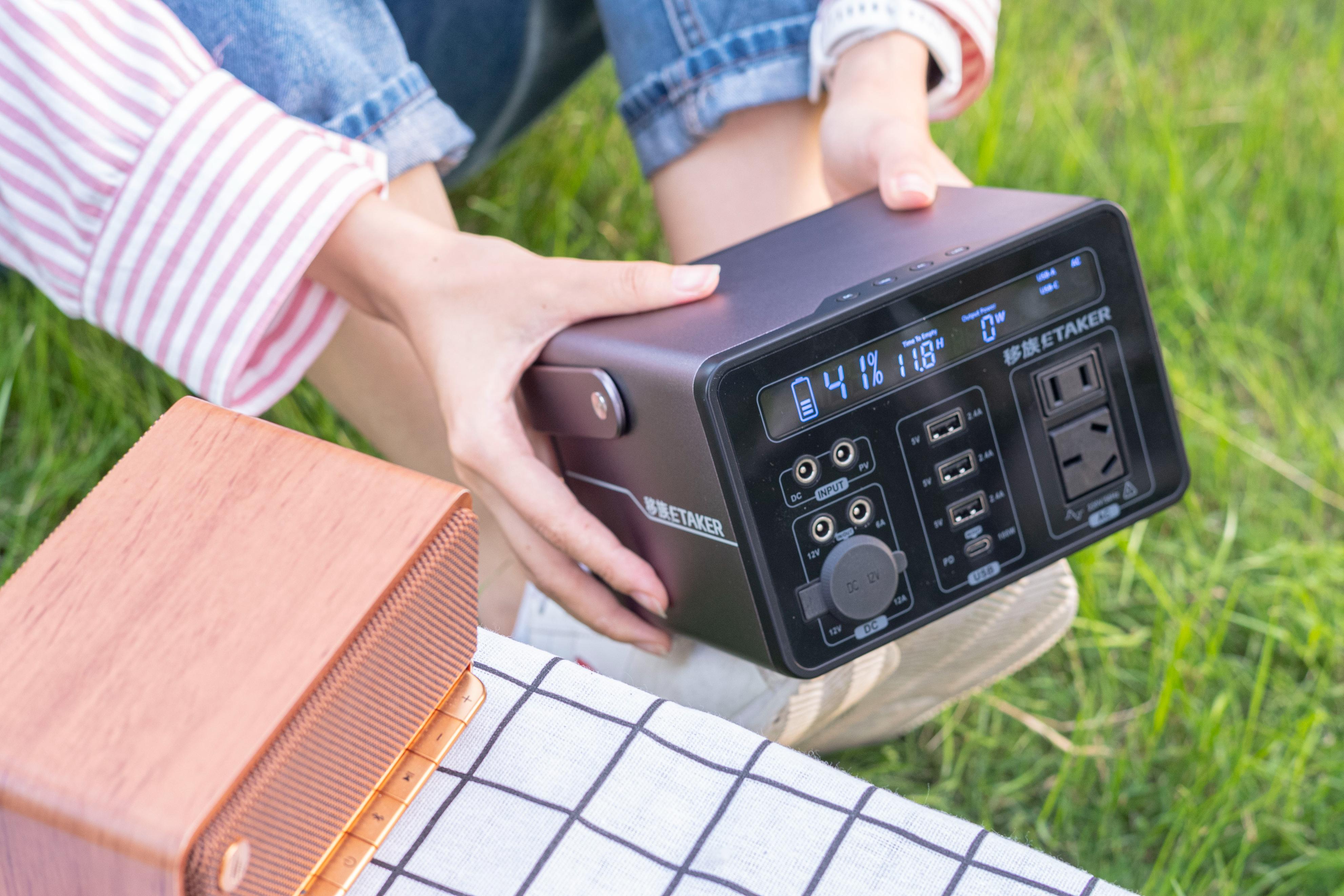 0.3度电的户外电源只有巴掌大小，350W大功率，移族P300确实香