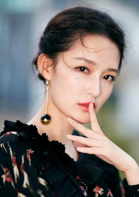 赵丽颖喝水事件恰似管中窥豹，映射多少女性“难以启齿”的秘密